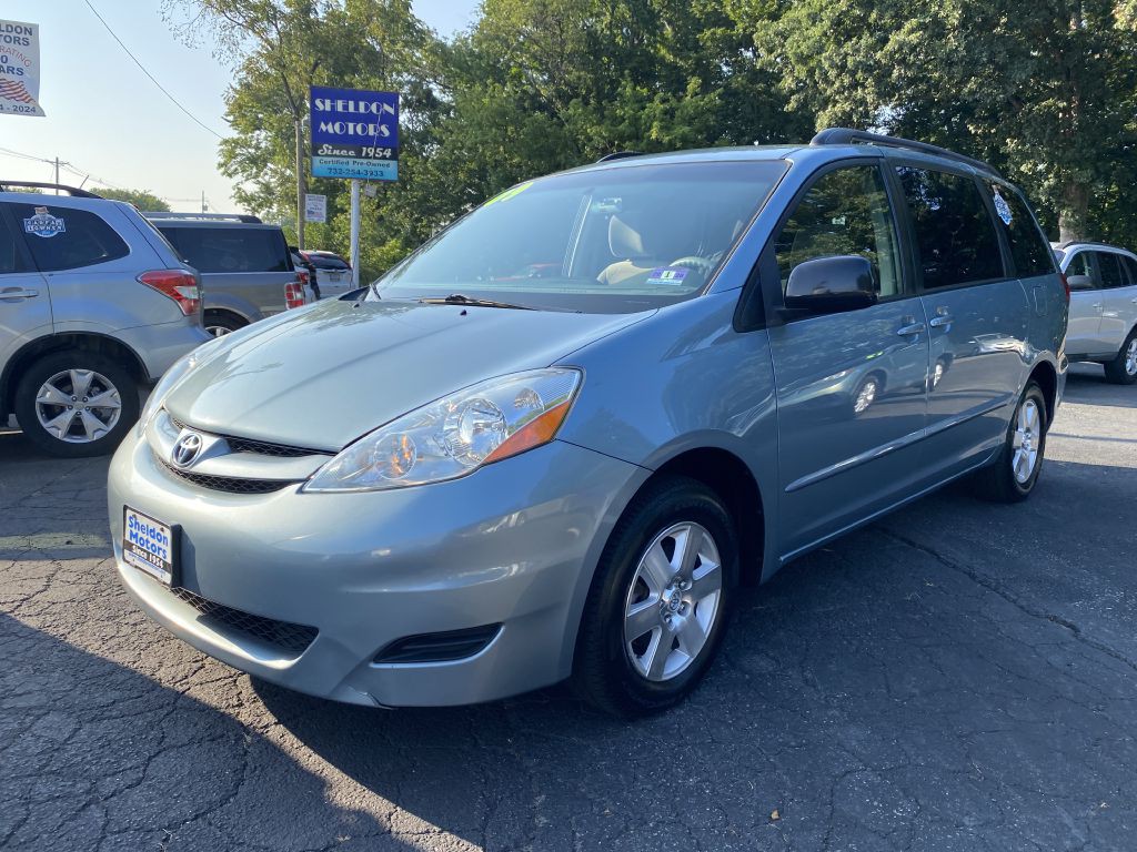 2009 Toyota Sienna Image 1