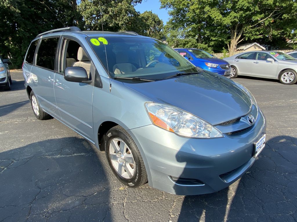 2009 Toyota Sienna Image 2
