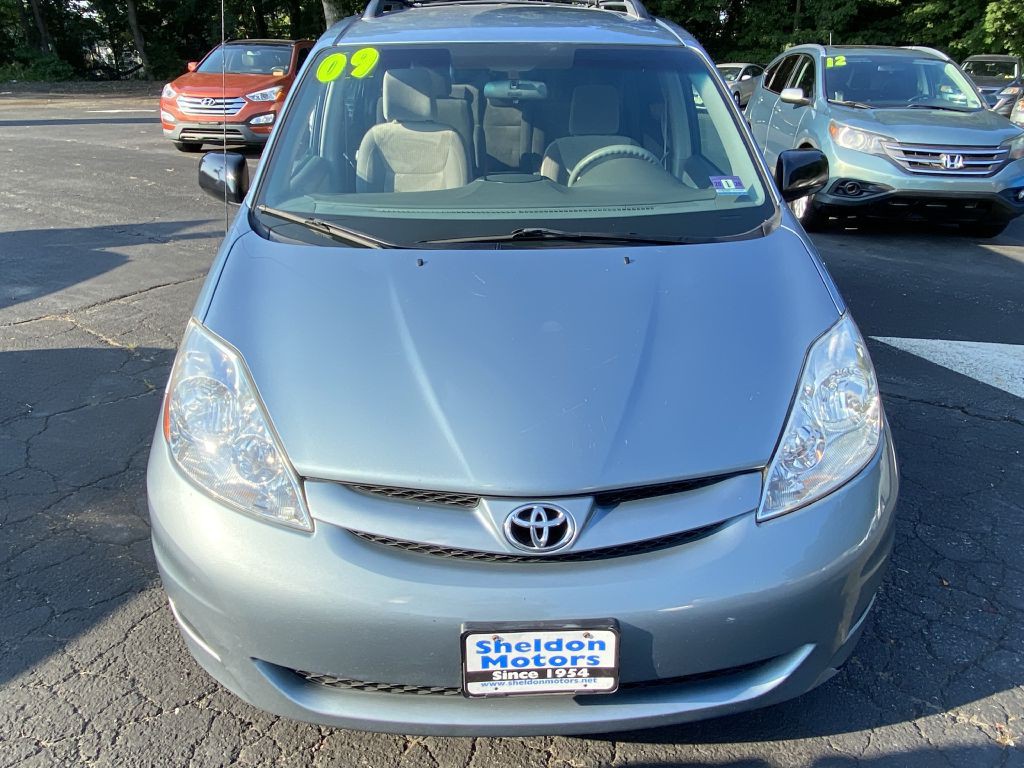 2009 Toyota Sienna Image 3