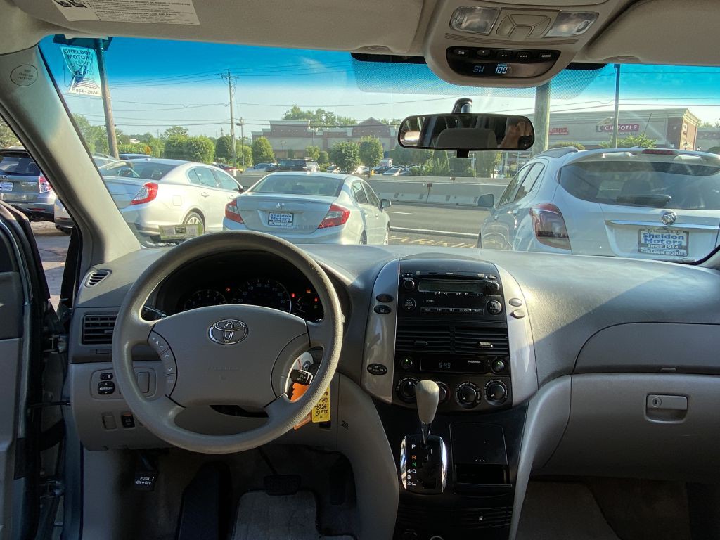 2009 Toyota Sienna Image 16