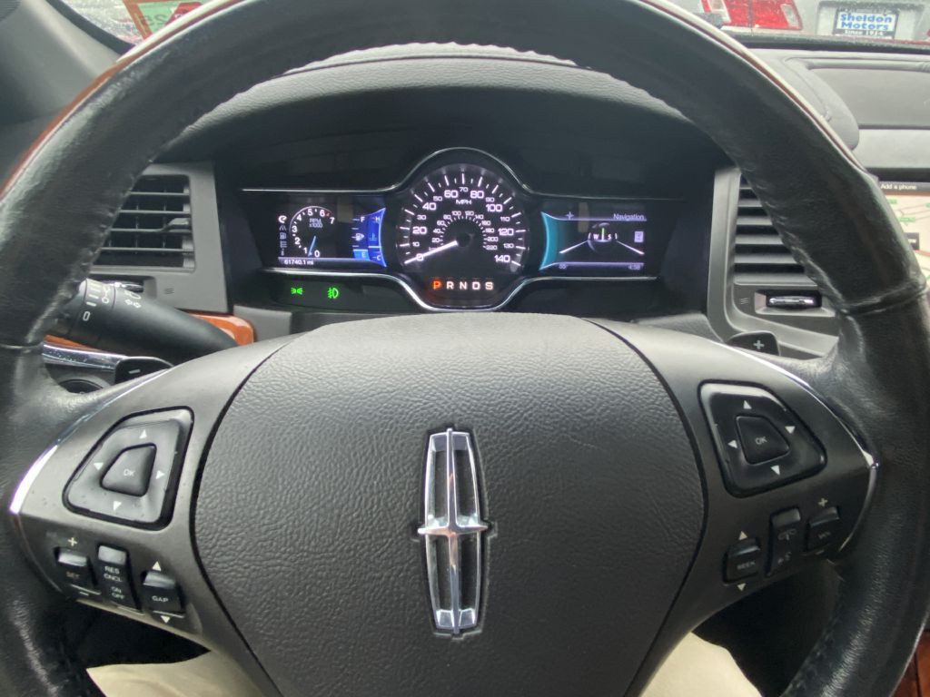 2013 Lincoln MKS Image 18