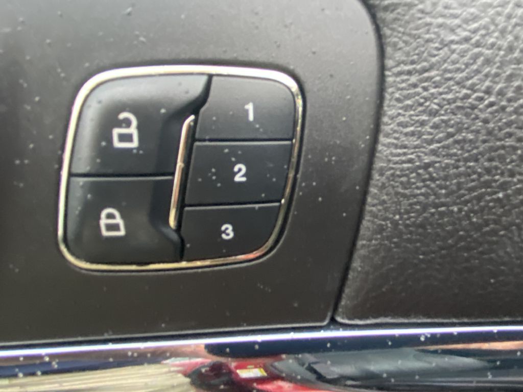 2013 Lincoln MKS Image 23
