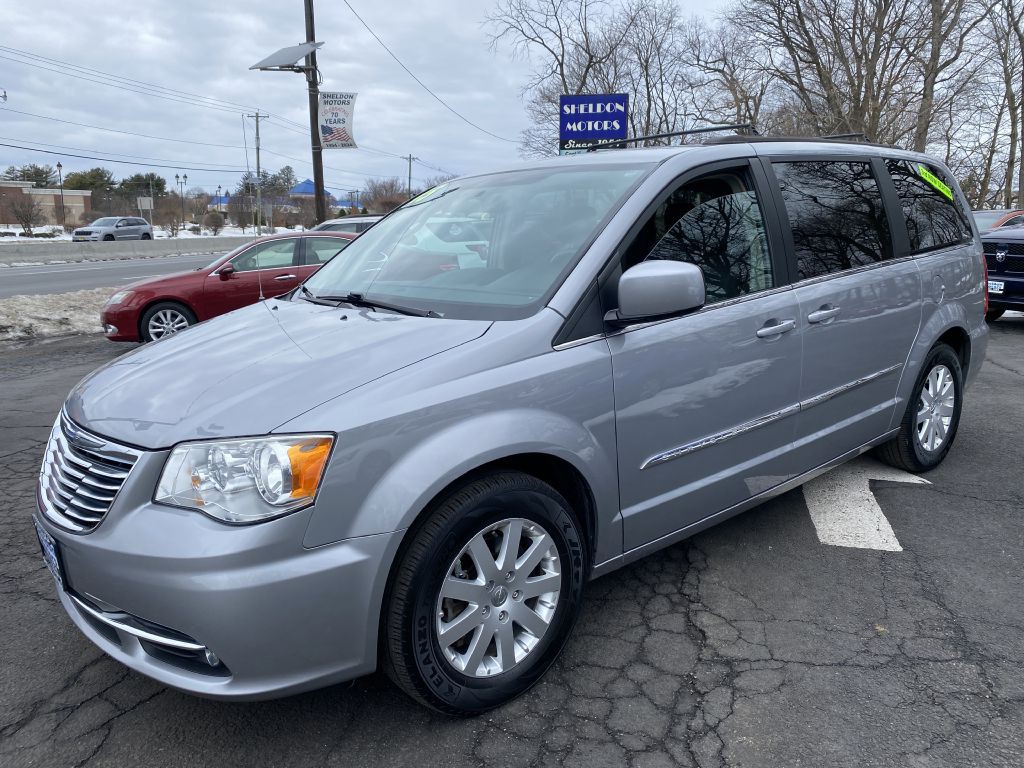 2015 Chrysler Town & Country Image 1