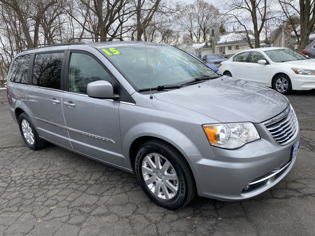 2015 Chrysler Town & Country Image 2