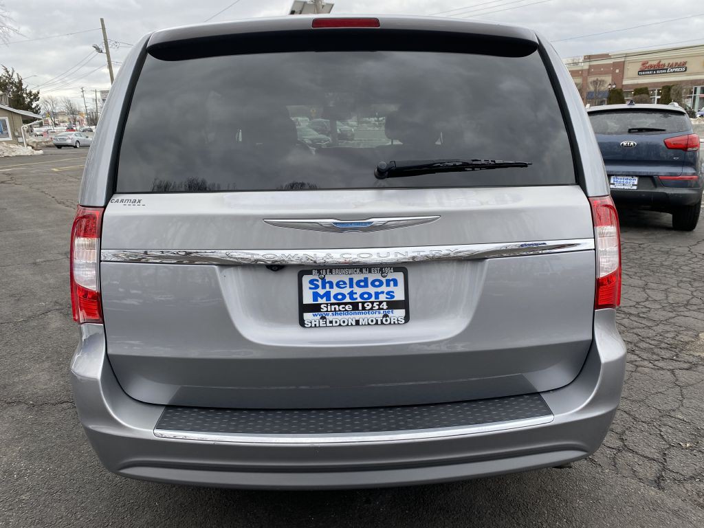 2015 Chrysler Town & Country Image 4
