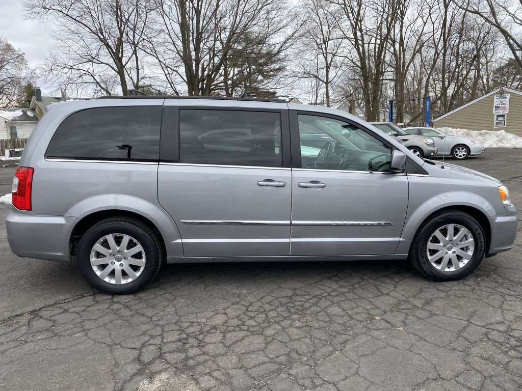 2015 Chrysler Town & Country Image 8
