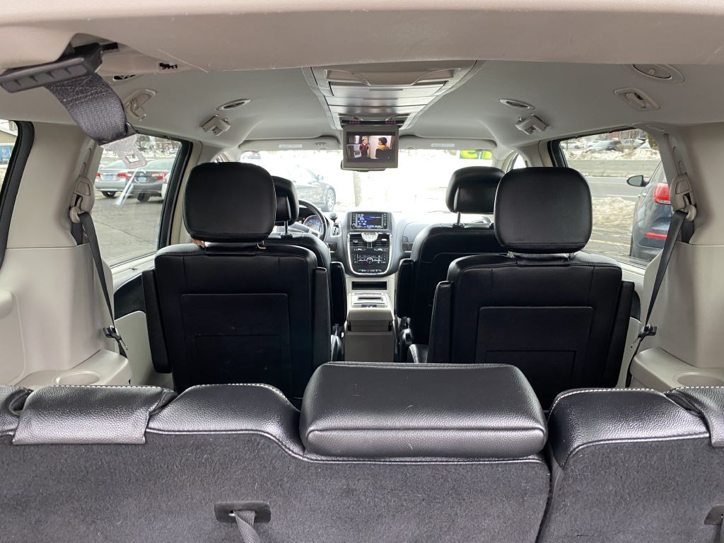 2015 Chrysler Town & Country Image 9