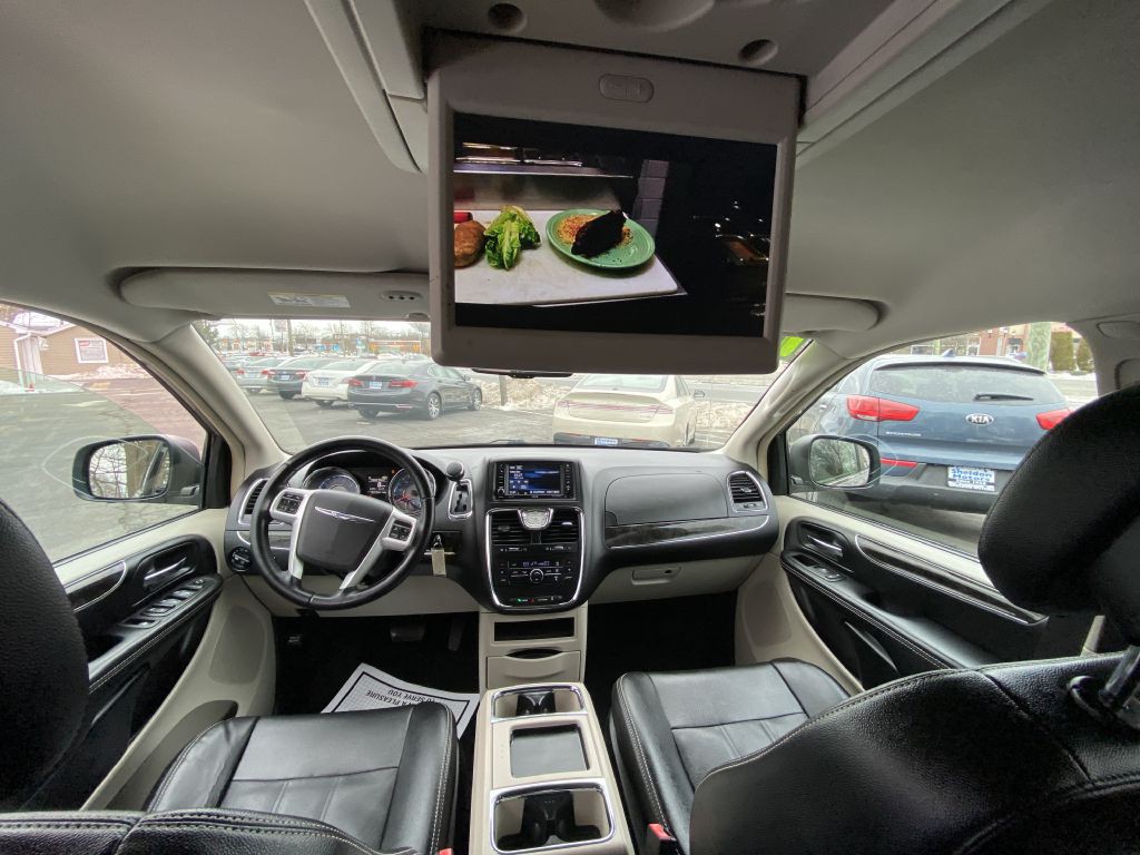 2015 Chrysler Town & Country Image 10