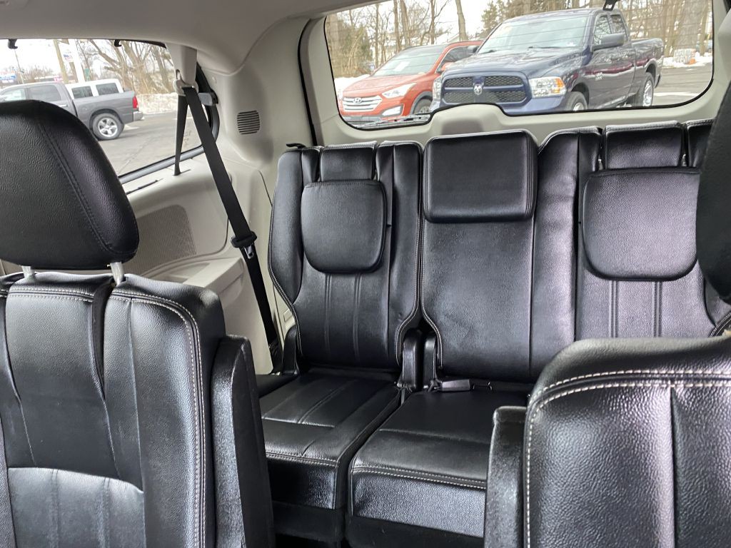 2015 Chrysler Town & Country Image 11