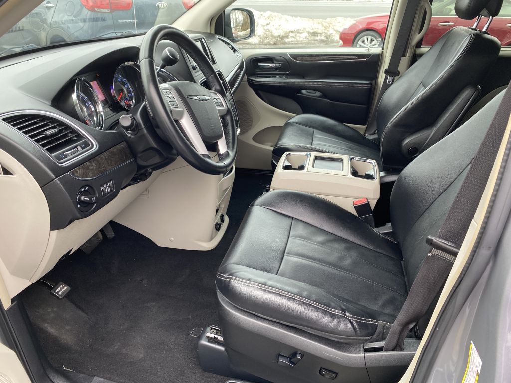 2015 Chrysler Town & Country Image 12