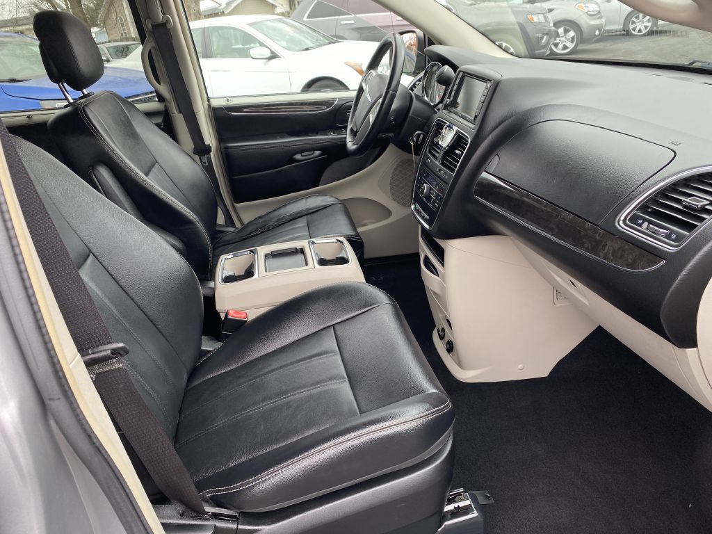 2015 Chrysler Town & Country Image 13