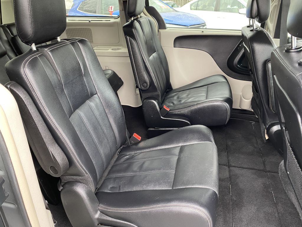 2015 Chrysler Town & Country Image 14