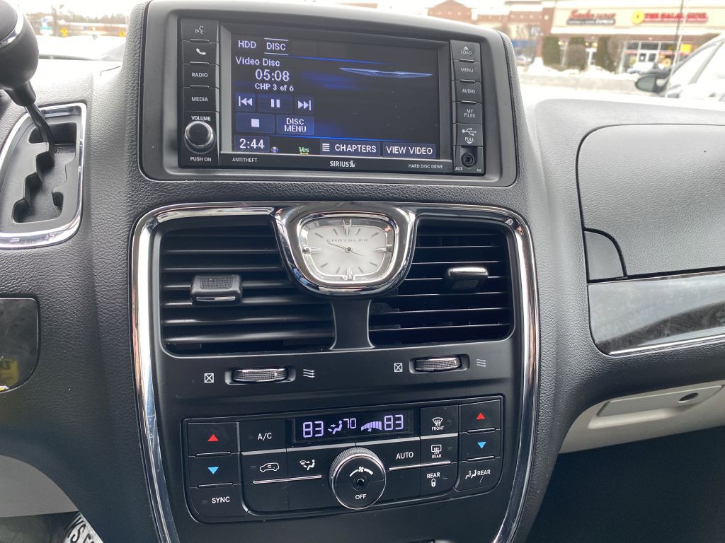 2015 Chrysler Town & Country Image 17