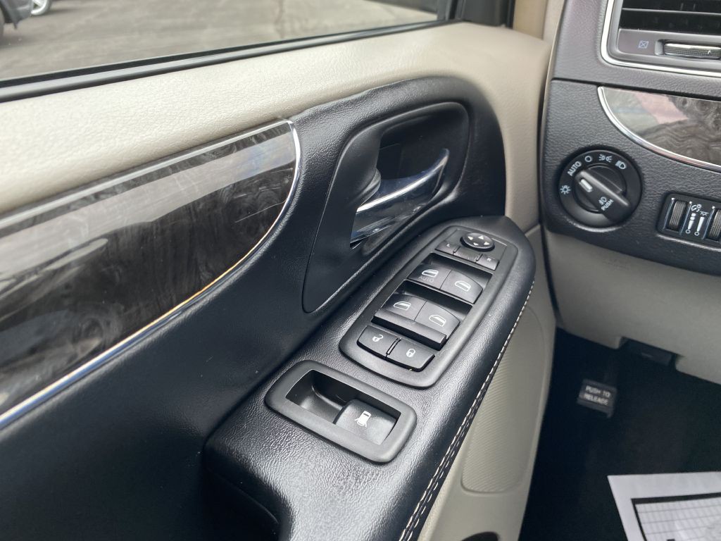 2015 Chrysler Town & Country Image 19