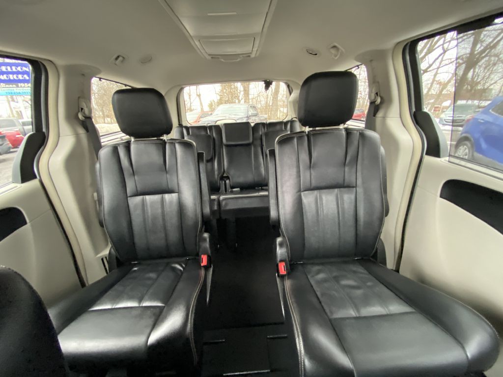 2015 Chrysler Town & Country Image 20