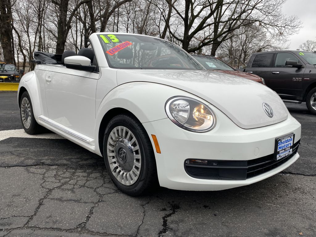 2013 Volkswagen Beetle Image 2