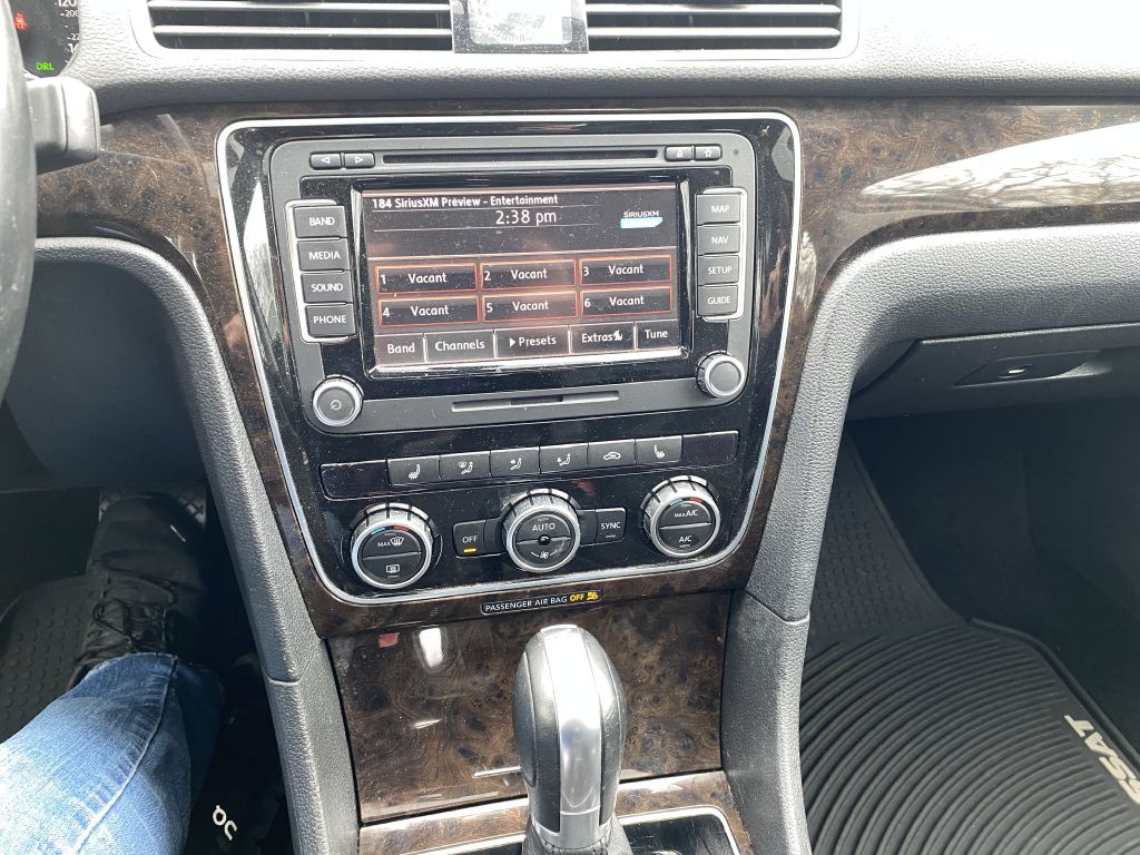 2015 Volkswagen Passat Image 14