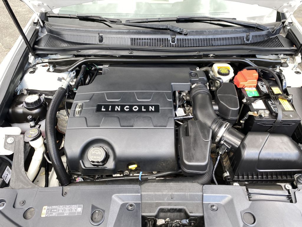 2014 Lincoln MKS Image 24