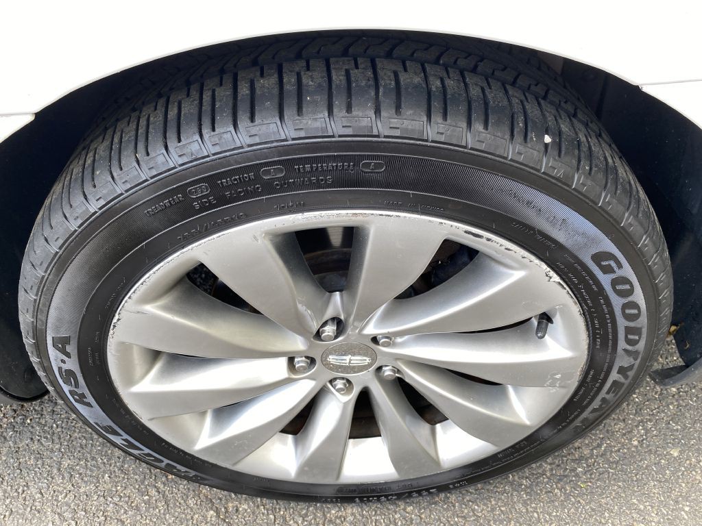 2014 Lincoln MKS Image 25