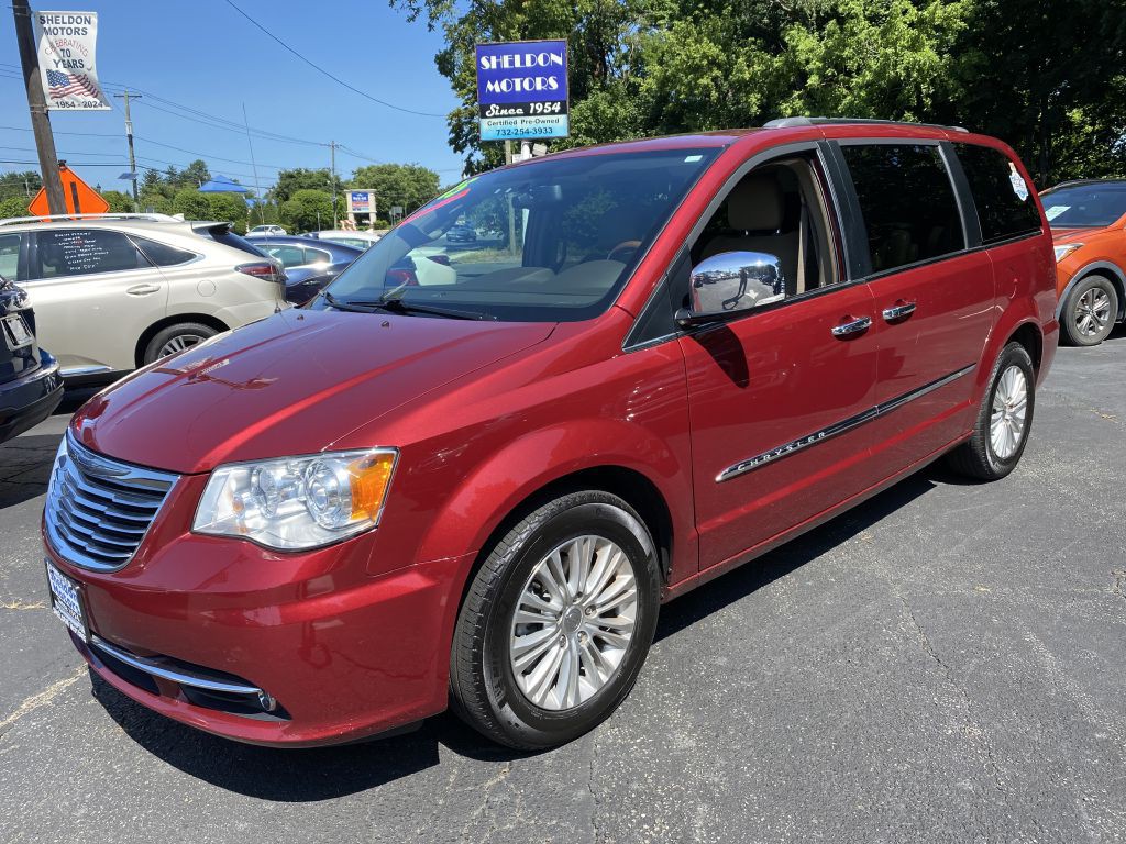 2015 Chrysler Town & Country Image 1