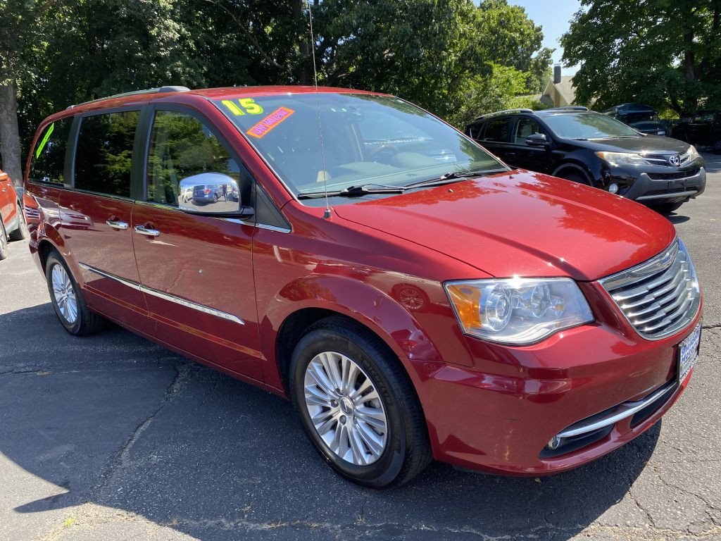 2015 Chrysler Town & Country Image 2