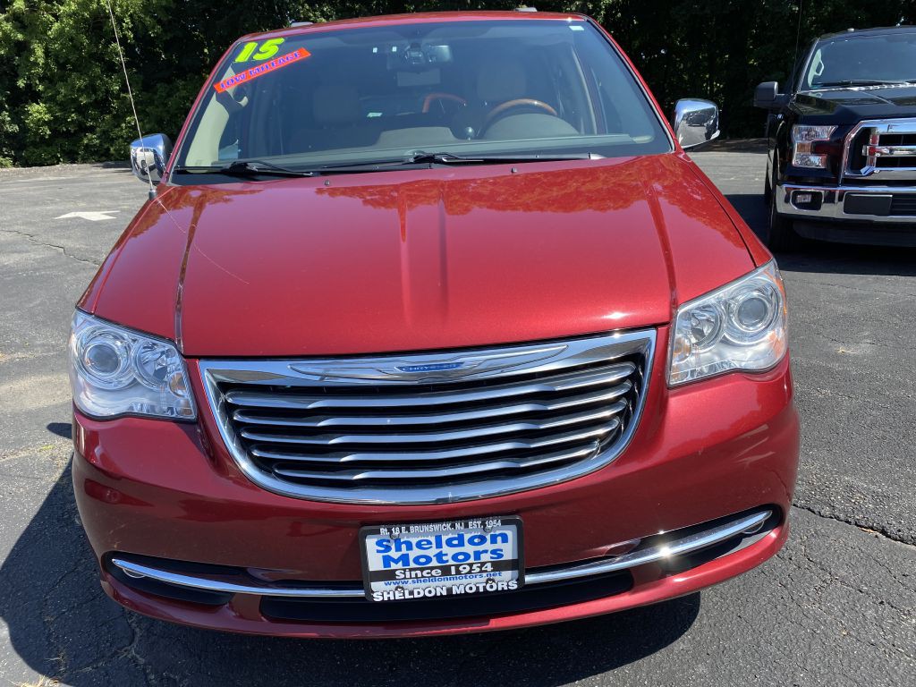 2015 Chrysler Town & Country Image 3