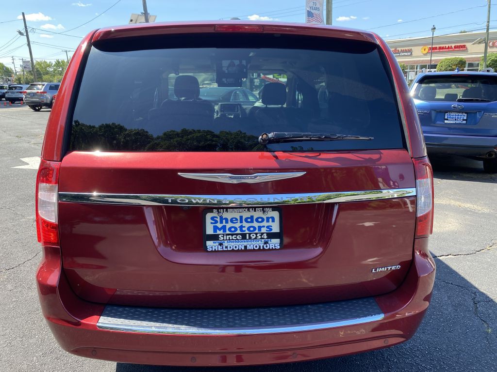 2015 Chrysler Town & Country Image 4