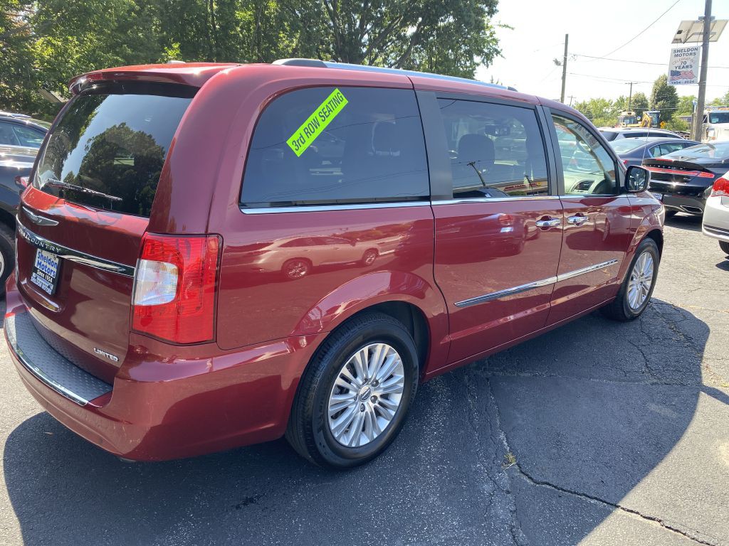 2015 Chrysler Town & Country Image 5