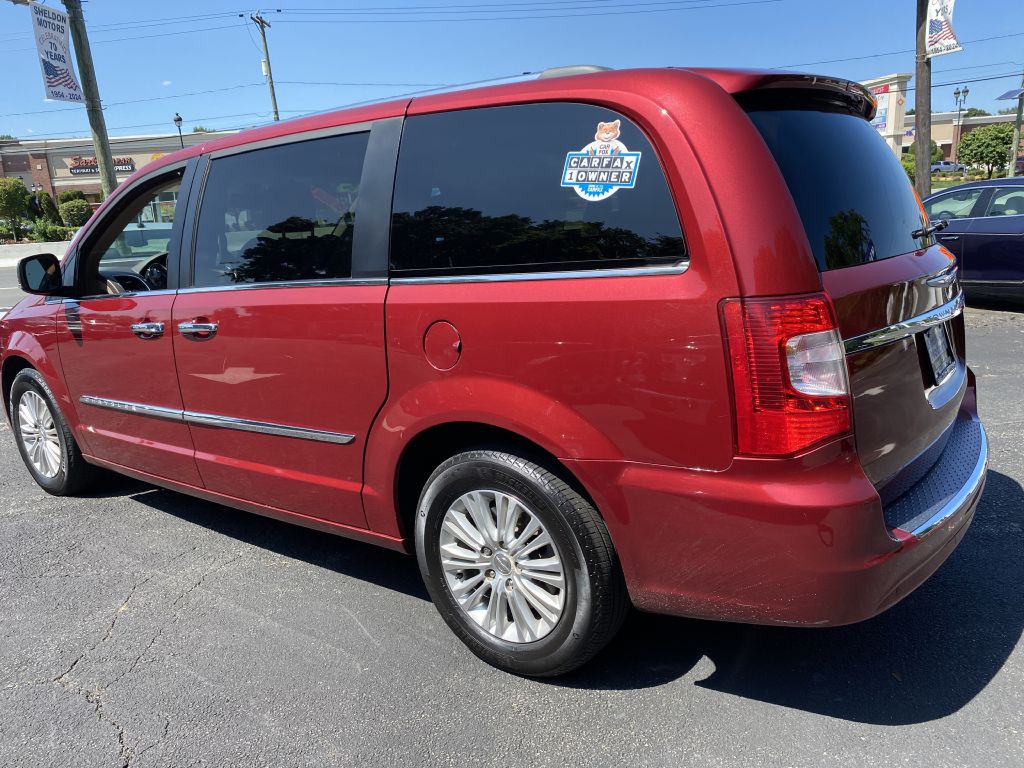 2015 Chrysler Town & Country Image 6