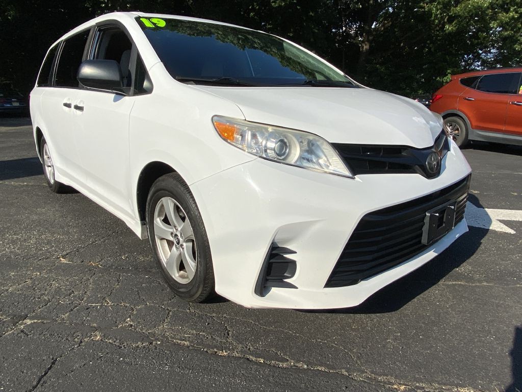 2019 Toyota Sienna Image 2