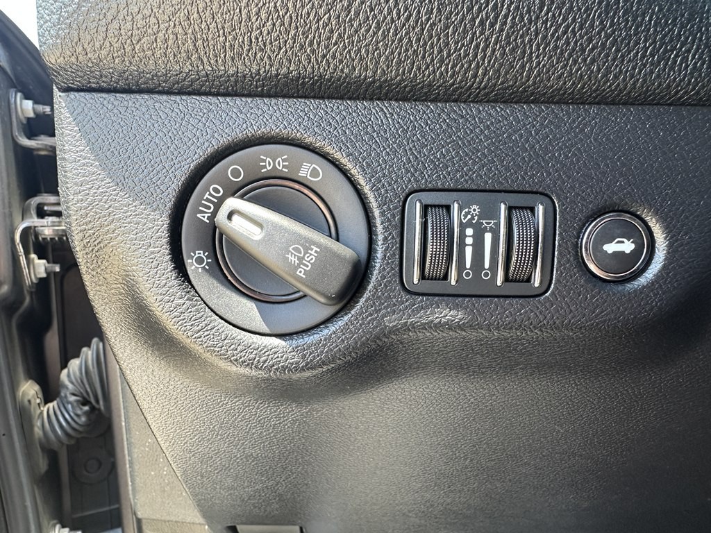 2015 Dodge Challenger Image 15