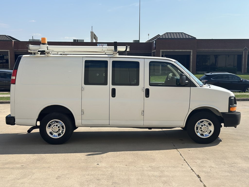 2011 Chevrolet Express Image 4