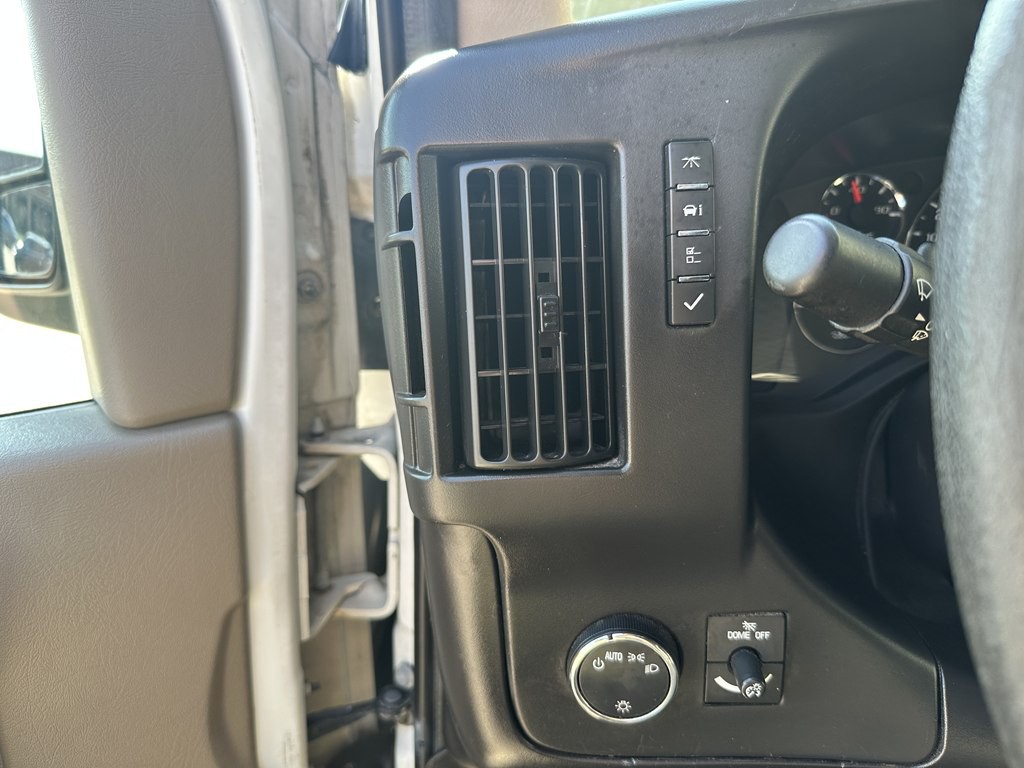 2011 Chevrolet Express Image 12