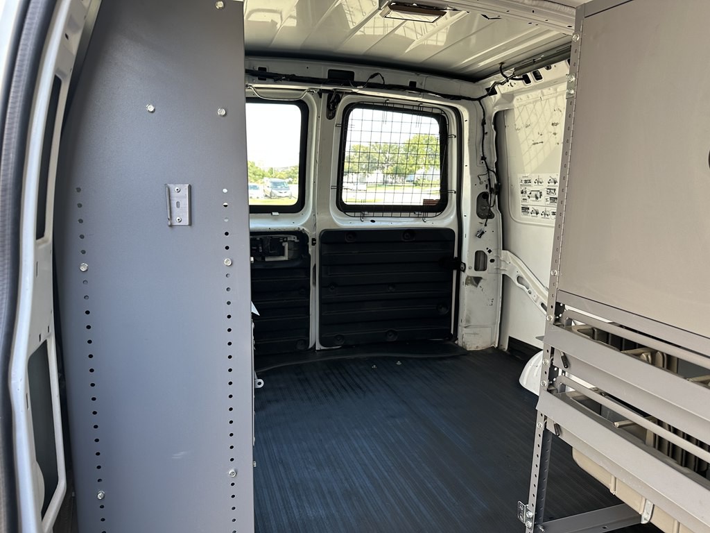 2011 Chevrolet Express Image 26