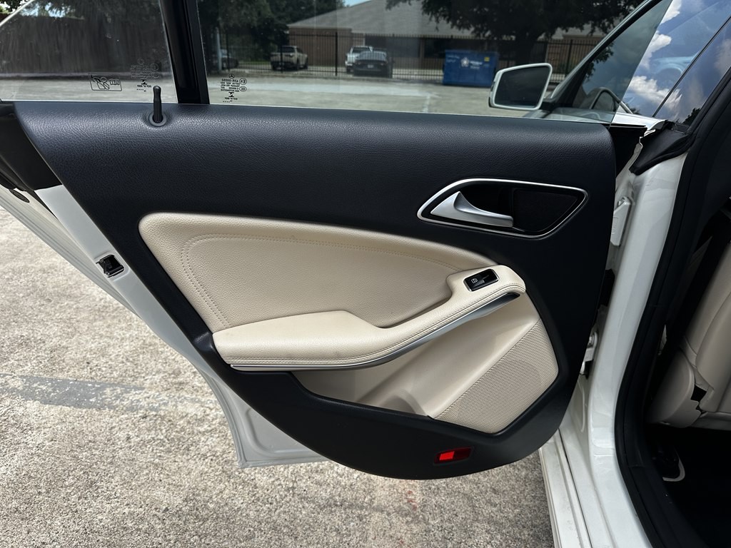 2014 Mercedes-Benz CLA-Class Image 27