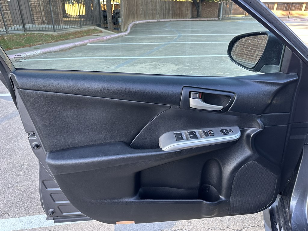 2014 Toyota Camry Image 9