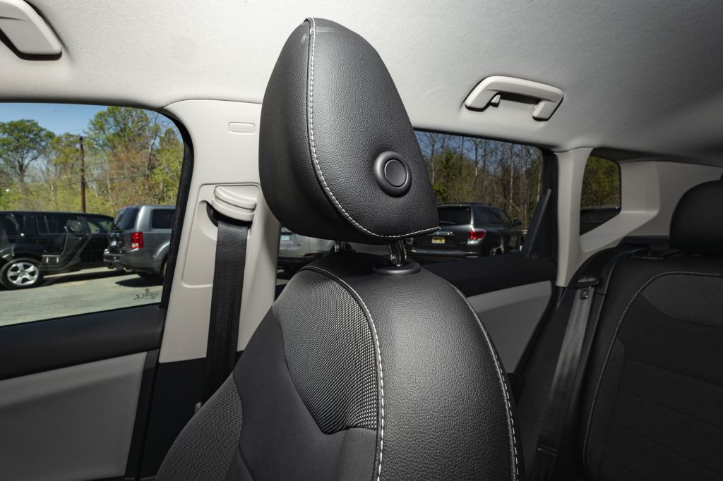 2022 Volkswagen Taos Image 35