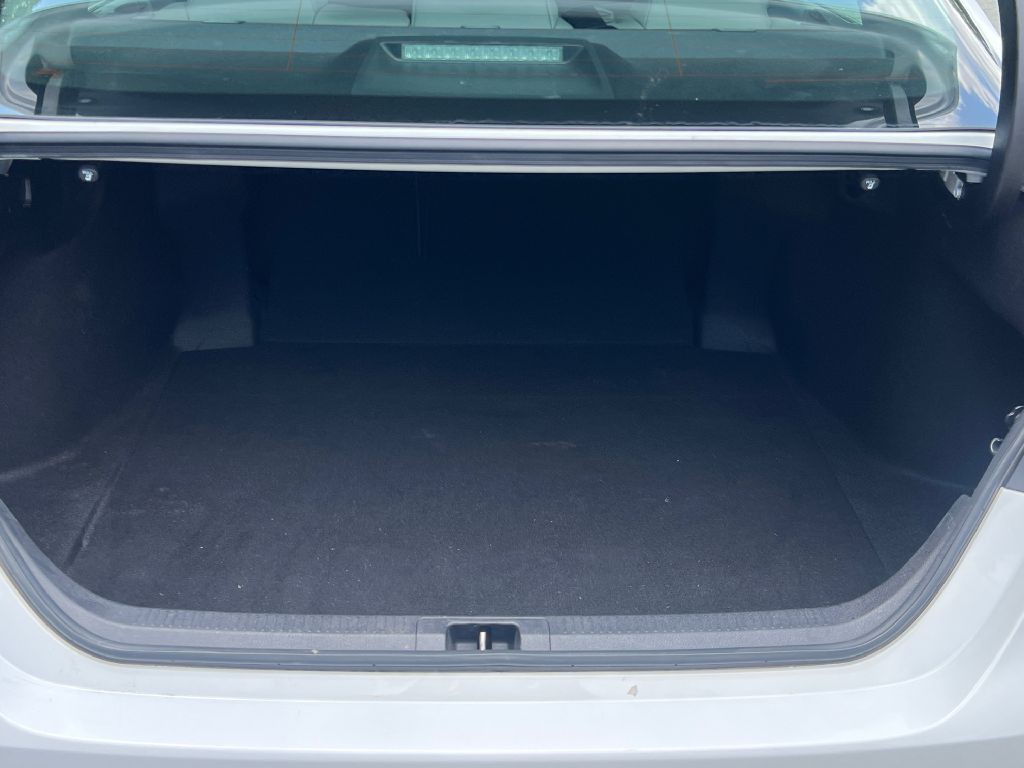 2019 Toyota Camry Image 17