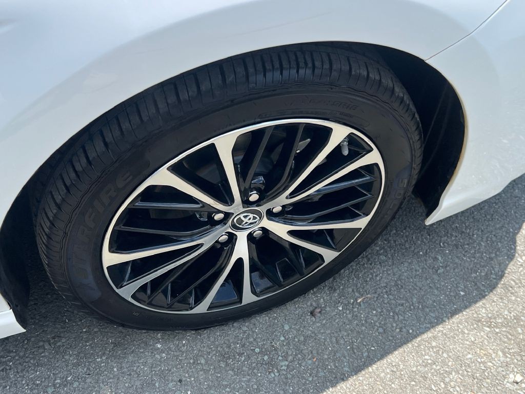 2019 Toyota Camry Image 18