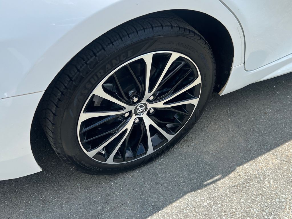 2019 Toyota Camry Image 19