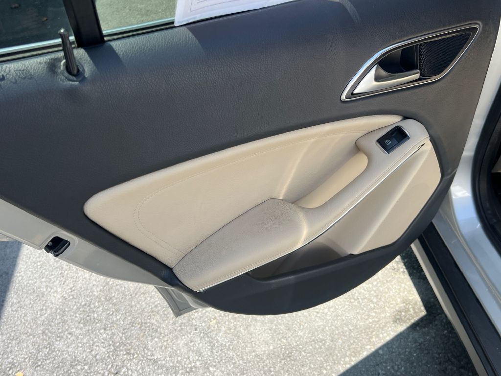 2015 Mercedes-Benz GLA-Class Image 12