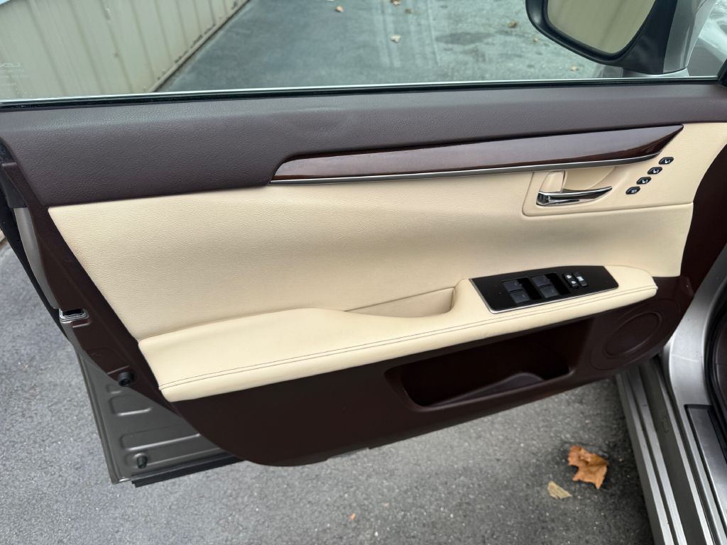 2017 Lexus ES Image 14