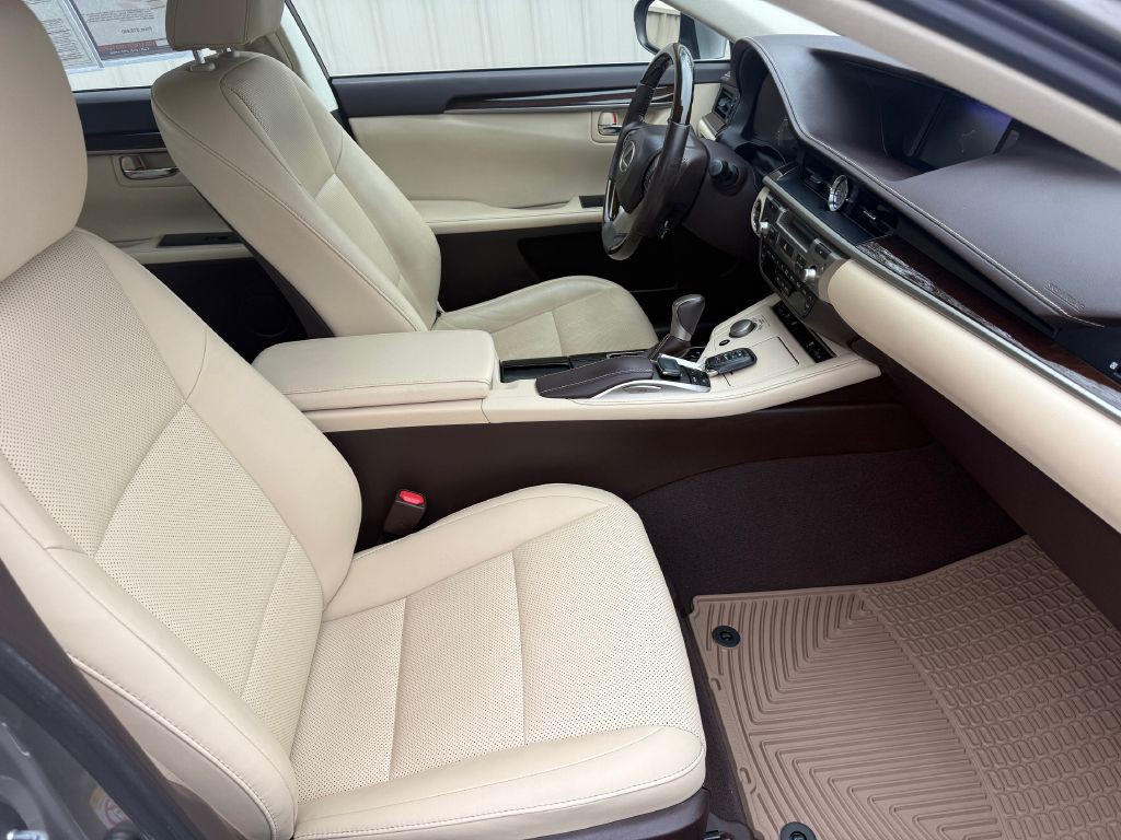 2017 Lexus ES Image 16