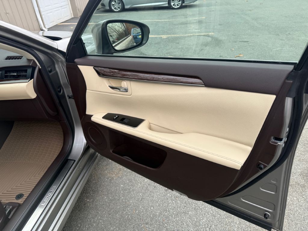 2017 Lexus ES Image 17