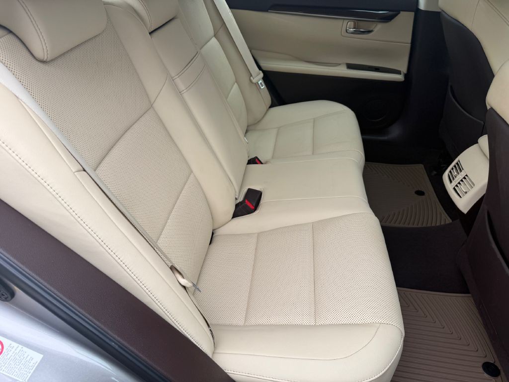 2017 Lexus ES Image 18