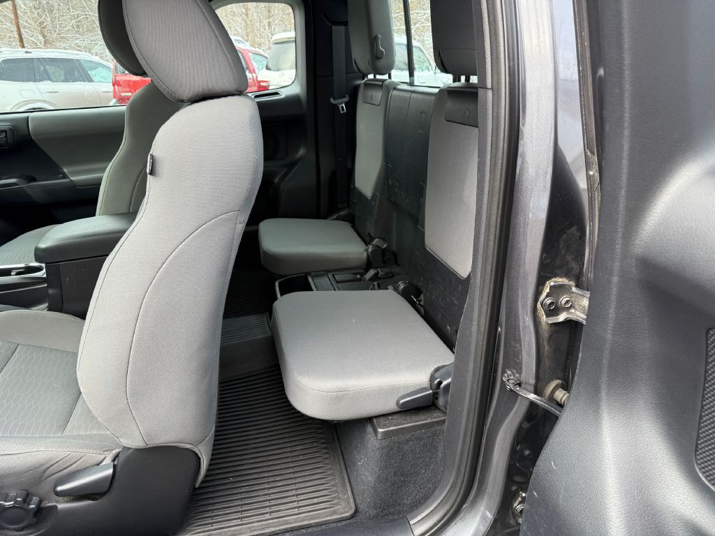 2016 Toyota Tacoma Image 14