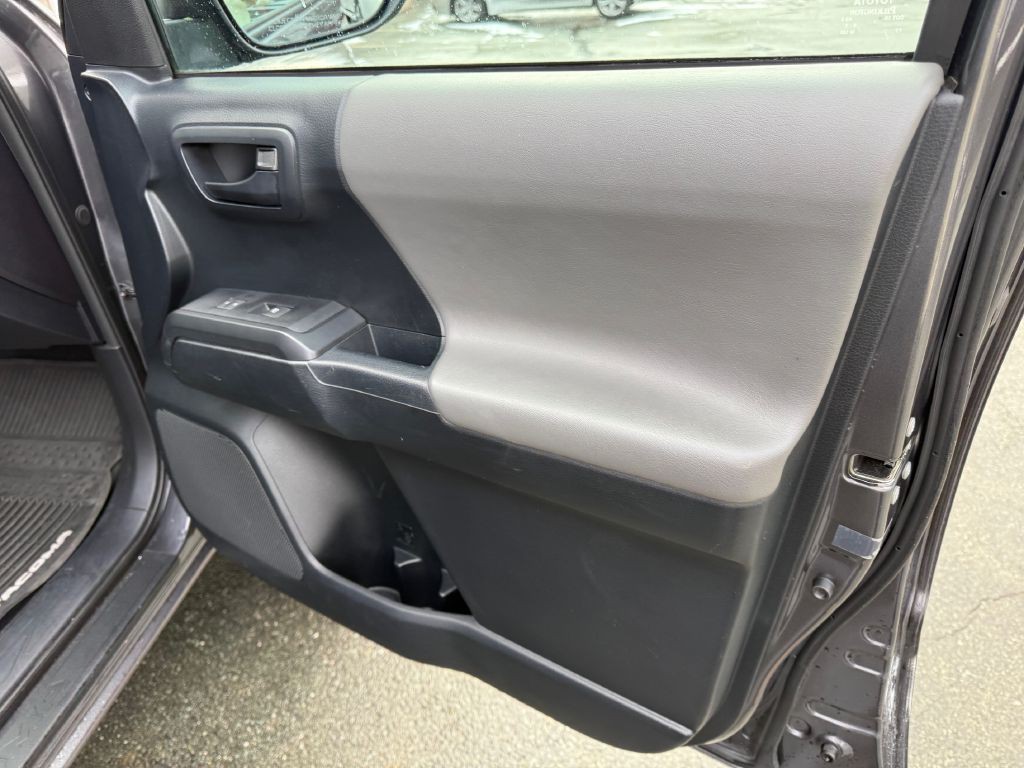 2016 Toyota Tacoma Image 16