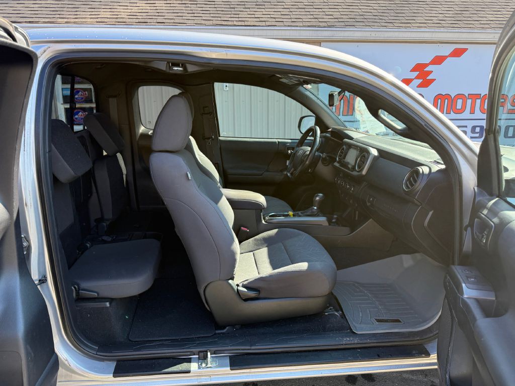 2016 Toyota Tacoma Image 11