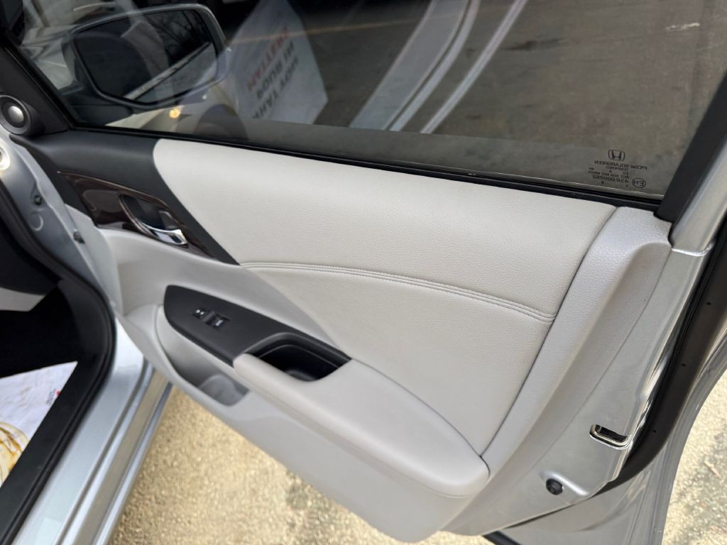 2017 Honda Accord Image 17