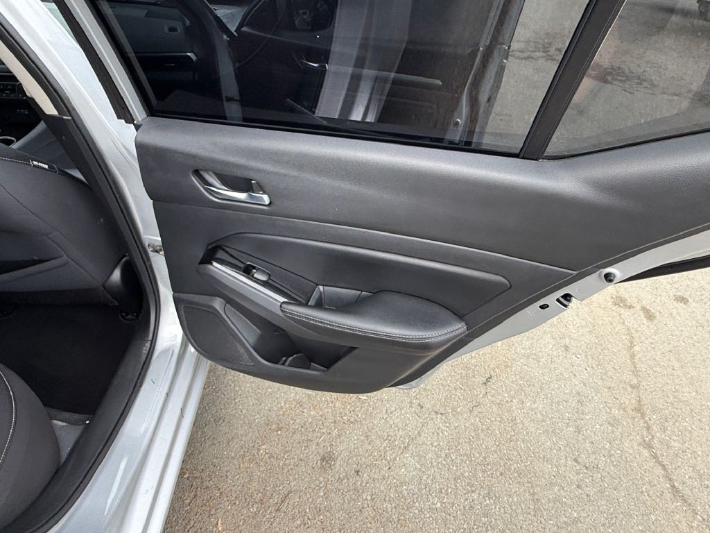 2021 Nissan Altima Image 17